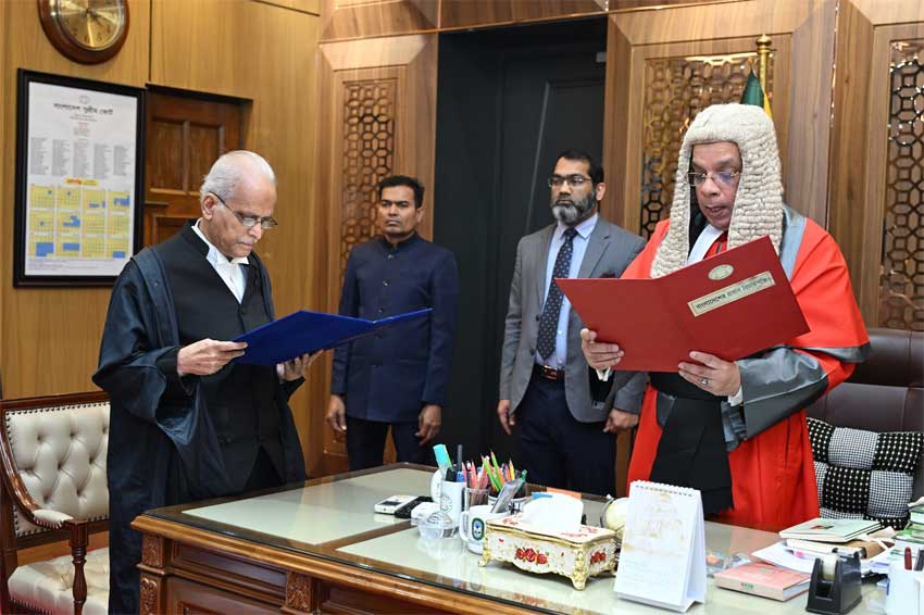 শপথ নিলেন বিচারপতি সৈয়দ এনায়েত হোসেন
