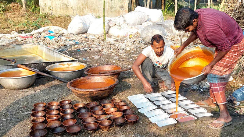 গুড়ের খাঁটি স্বাদ টিকে রেখেছেন দুই যুবক
