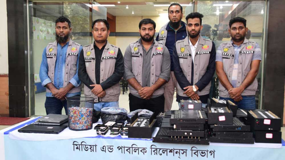 ৫ চীনা নাগরিকসহ প্রতারক চক্রের ৮ সদস্য গ্রেফতার