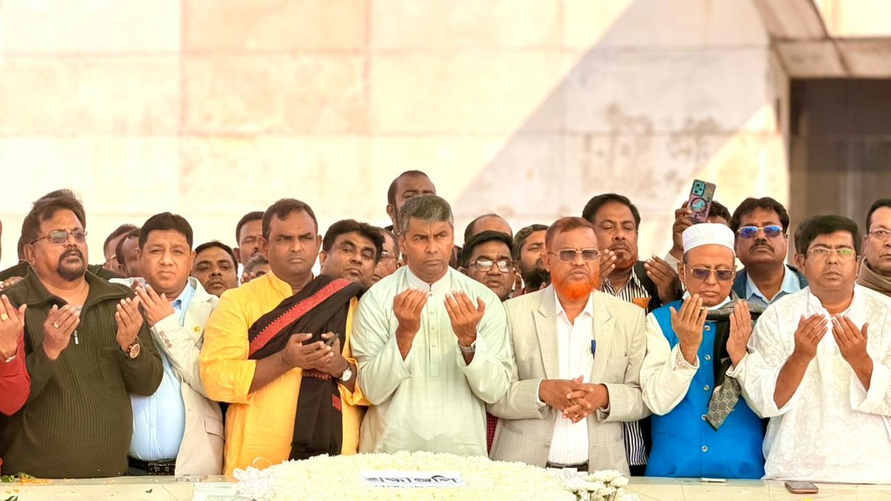 জিয়াউর রহমান ও খালেদা জিয়ার কবর জিয়ারত ঢাকা-১৮ আসনের বিএনপি প্রার্থীর