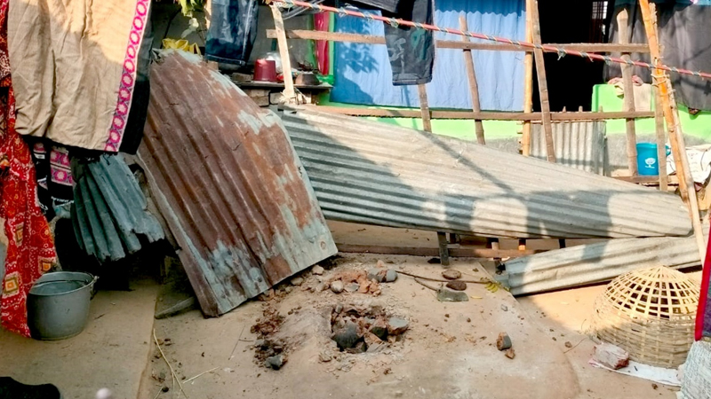 চুলা ভেঙ্গে আঙ্গিনায় বেড়া দিয়ে বাড়ি দখলের নেতৃত্বে ইউপি মেম্বার