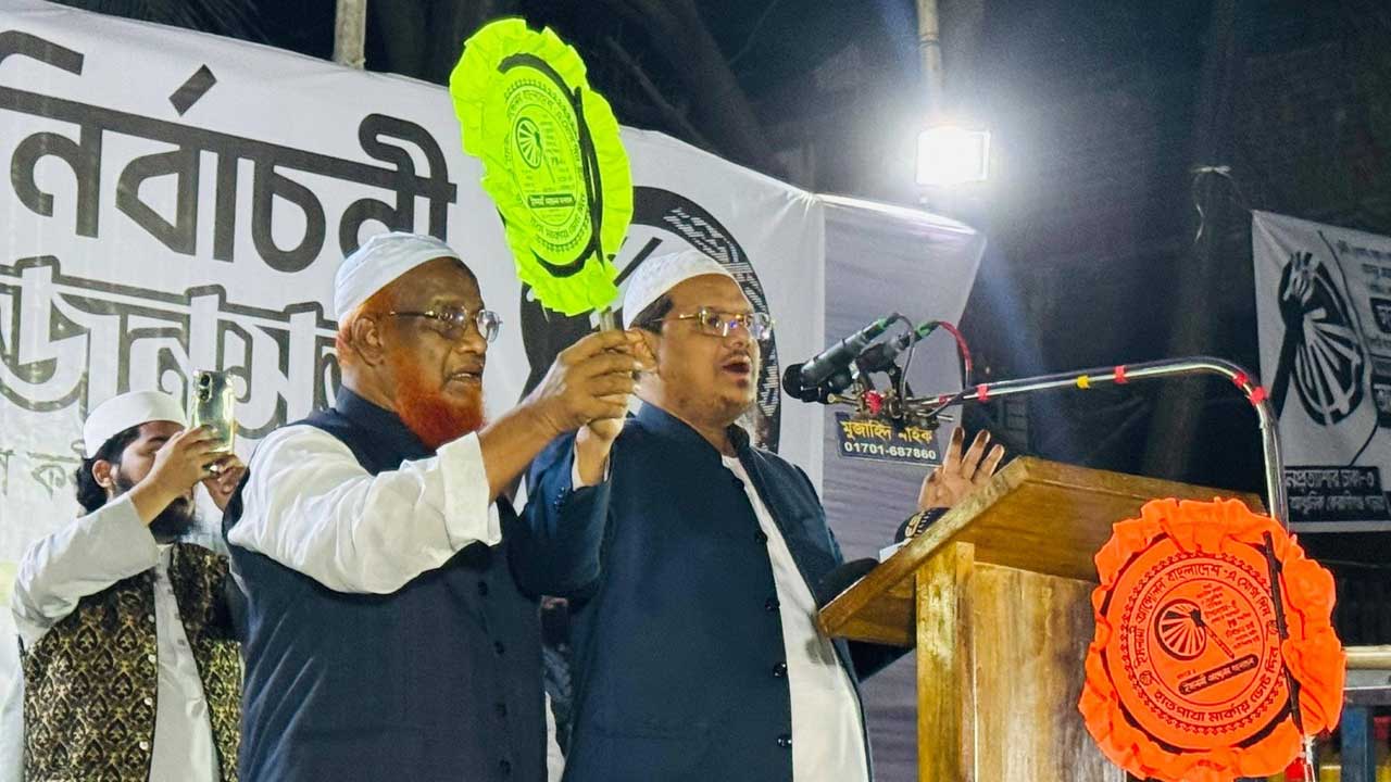 বিএনপি নেতারা এখনো ফোন দিয়ে বলে দরজা খোলা: চরমোনাই পীর