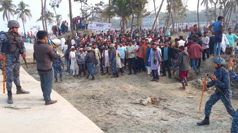 নোয়াখালীতে পাল্টাপাল্টি স্লোগান দিয়ে বিএনপি-এনসিপির সংঘর্ষ, আহত ১২