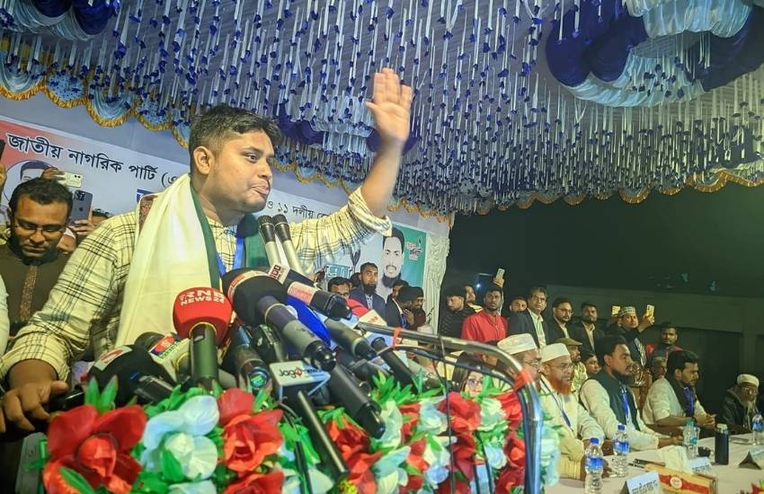 বিএনপি ওপেনে হ্যাঁ এর পক্ষে বললেও গোপনে না এর পক্ষে কাজ করছে: হাসনাত আব্দুল্লাহ