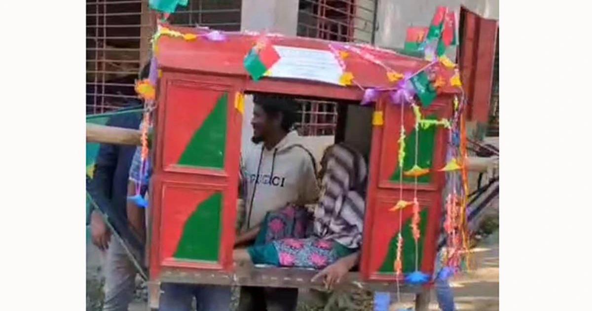 পালকিতে চড়ে ভোটকেন্দ্রে শতবর্ষী চান বানু