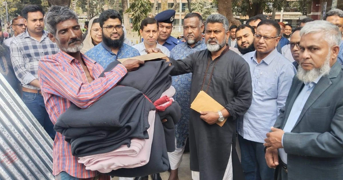 মহাদেবপুরে অগ্নিকান্ডে ক্ষতিগ্রস্তদের মধ্যে ত্রাণ বিতরণ করলেন এমপি ফজলে হুদা