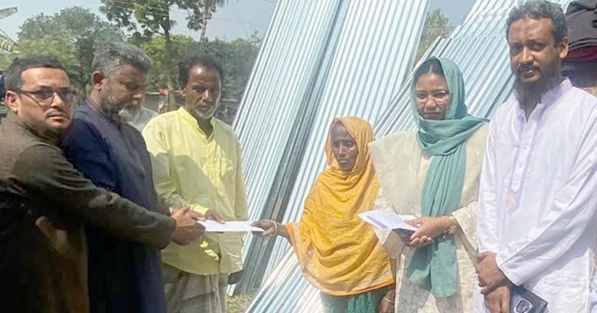 মহাদেবপুরে আগুনে ক্ষতিগ্রস্তদের মধ্যে এমপি বাবুলের ত্রাণ বিতরণ