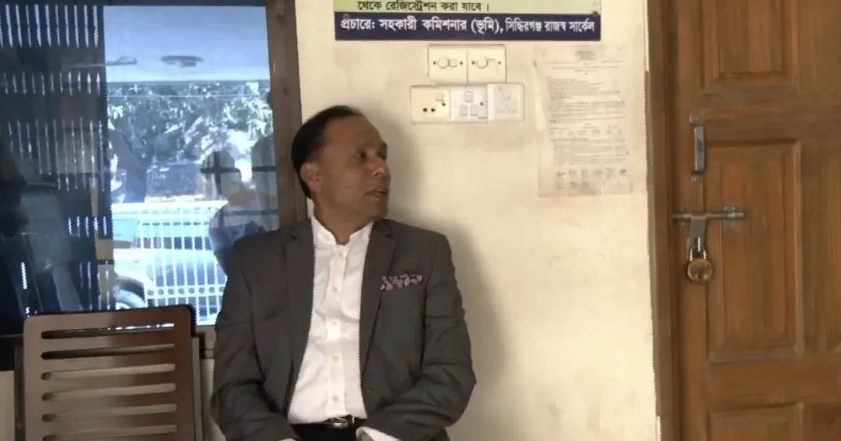 ভূমি অফিসে আসেনি কোনো কর্মকর্তা-কর্মচারী, বারান্দায় বসে থাকলেন প্রতিমন্ত্রী