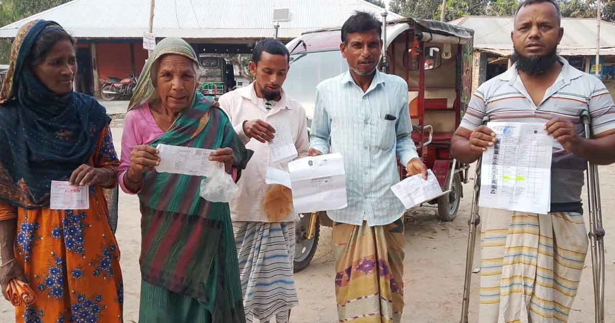 ভিজিএফ চাল না পেয়ে ফিরে যাচ্ছে অসহায় দুস্থ মানুষ
