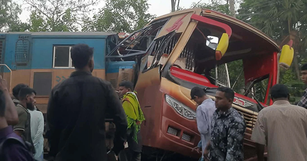 গভীর রাতে লেভেল ক্রসিংয়ে বাস-ট্রেন সংঘর্ষ, নিহত ১২
