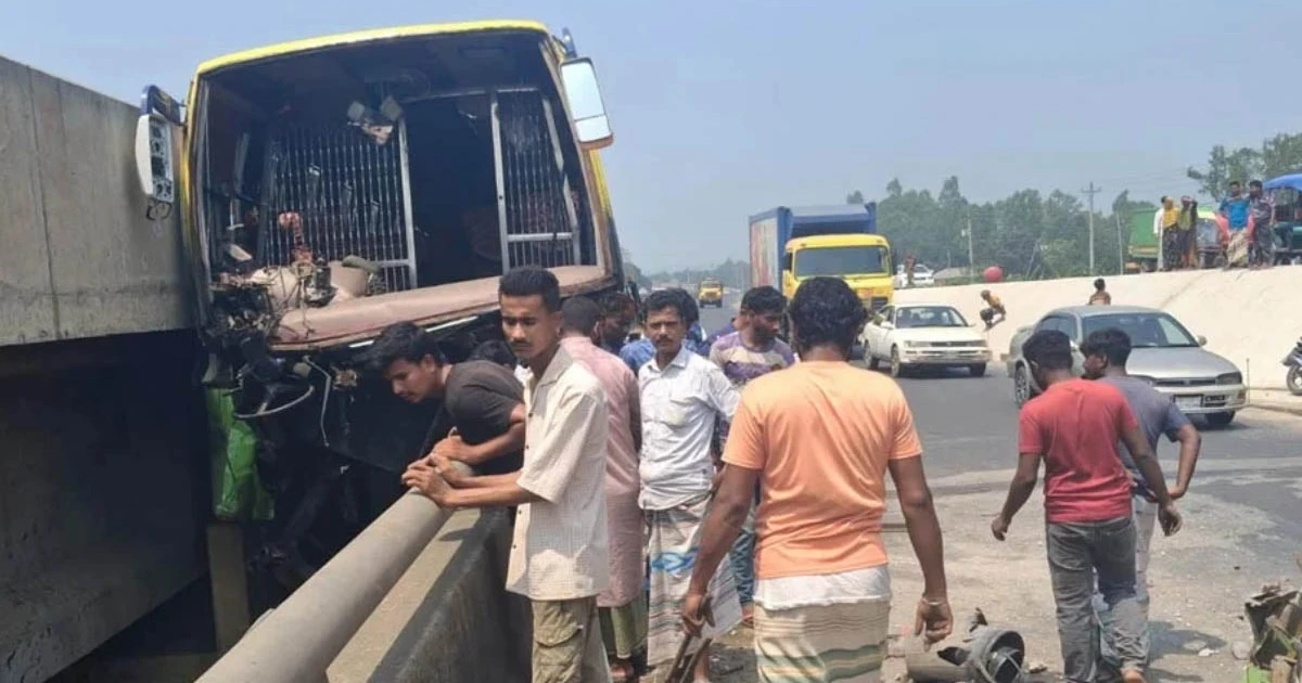বাসের চাকা ফেটে সেতুতে ধাক্কা, চালকসহ নিহত ৩