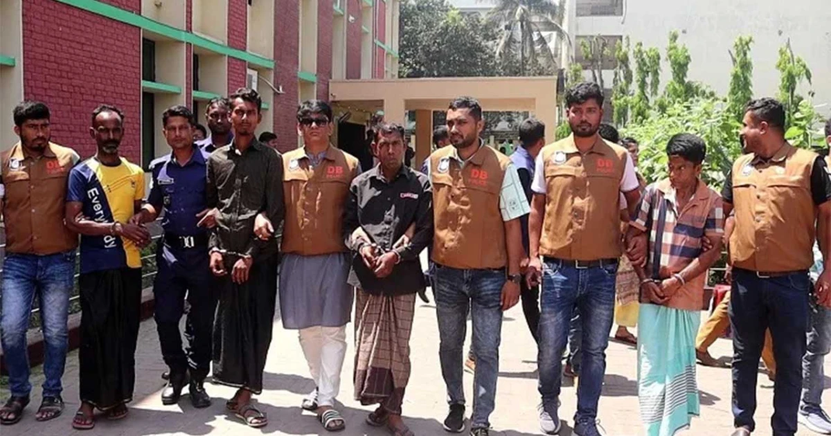 পোরশায় সড়ক ডাকাতির ১৪ ঘন্টার মধ্যেই রহস্য উদঘাটন করলো ডিবি
