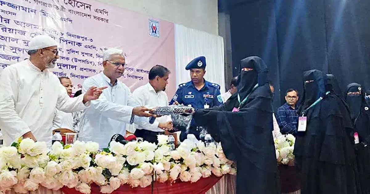 ফুল নিলেন না মন্ত্রী, সেই টাকায় দিলেন জায়নামাজ-গীতা
