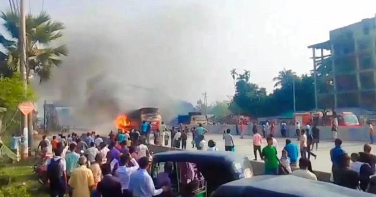 হঠাৎ চলন্ত বাসে আগুন, প্রাণে বাঁচলেন যাত্রীরা