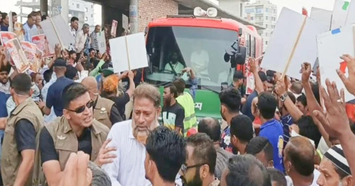 টঙ্গীতে প্রধানমন্ত্রীর গাড়ির গতিরোধ করে বিএনপি নেতার মুক্তির দাবি