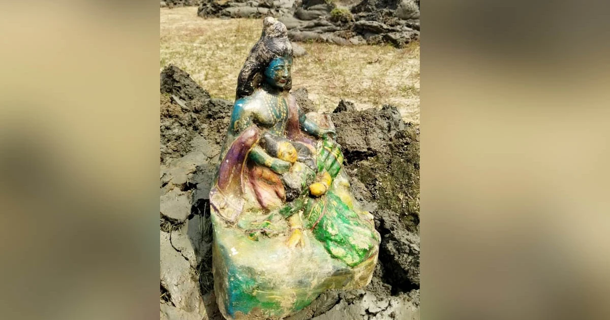 মহাদেবপুরে পুকুরে পাথরের রাধাগোবিন্দ মূর্তি উদ্ধার