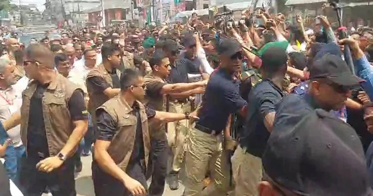 হঠাৎ সার্কিট হাউস থেকে হেঁটে আদালতে গেলেন প্রধানমন্ত্রী