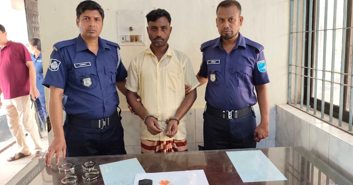 পুলিশের বিশেষ অভিযানে ইয়াবাসহ কুখ্যাত মাদক ব্যবসায়ী আটক