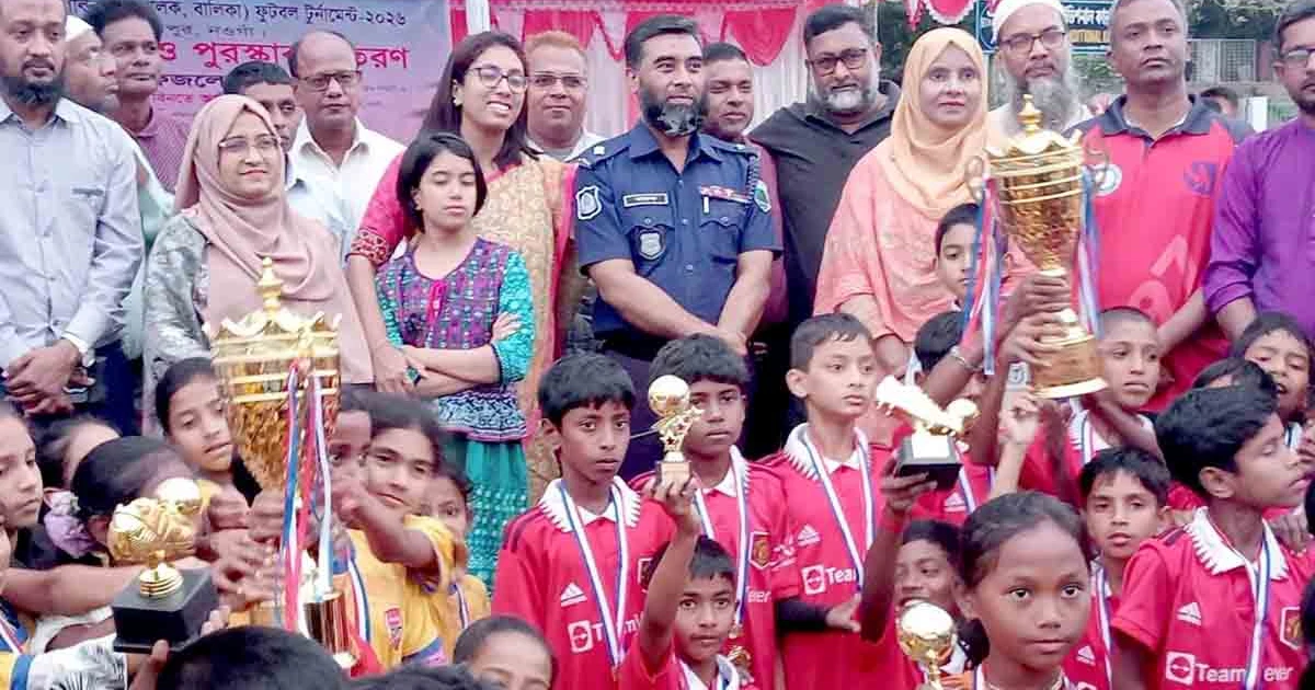 মহাদেবপুরে প্রাথমিক বিদ্যালয় গোল্ডকাপ ফুটবলে জোয়ানপুর ও শালগ্রাম চ্যাম্পিয়ন