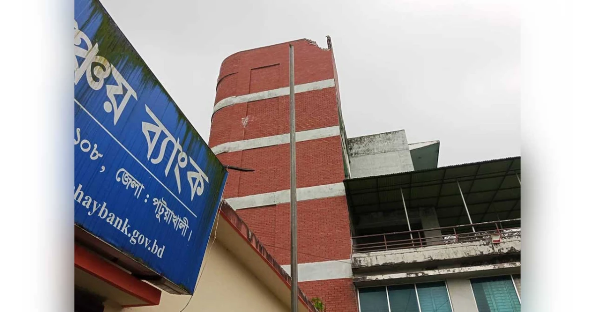 রাঙ্গাবালীতে বজ্রপাতে ভাঙল ডাকবাংলোর দেয়ালের একাংশ