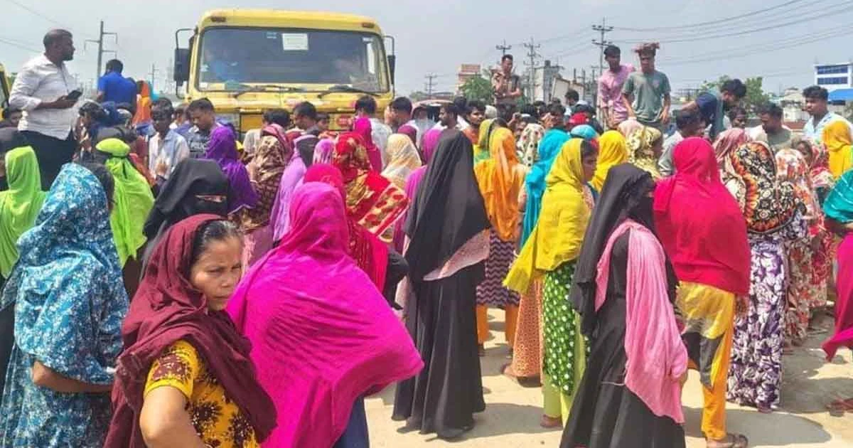 রূপগঞ্জে বকেয়া বেতনের দাবিতে শ্রমিকদের মহাসড়ক অবরোধ, ৬ কিমি যানজট
