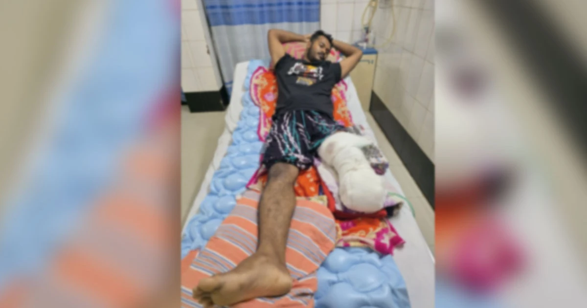 পথচারীকে বাচাতে গিয়ে বাবা ও ছেলে আহত