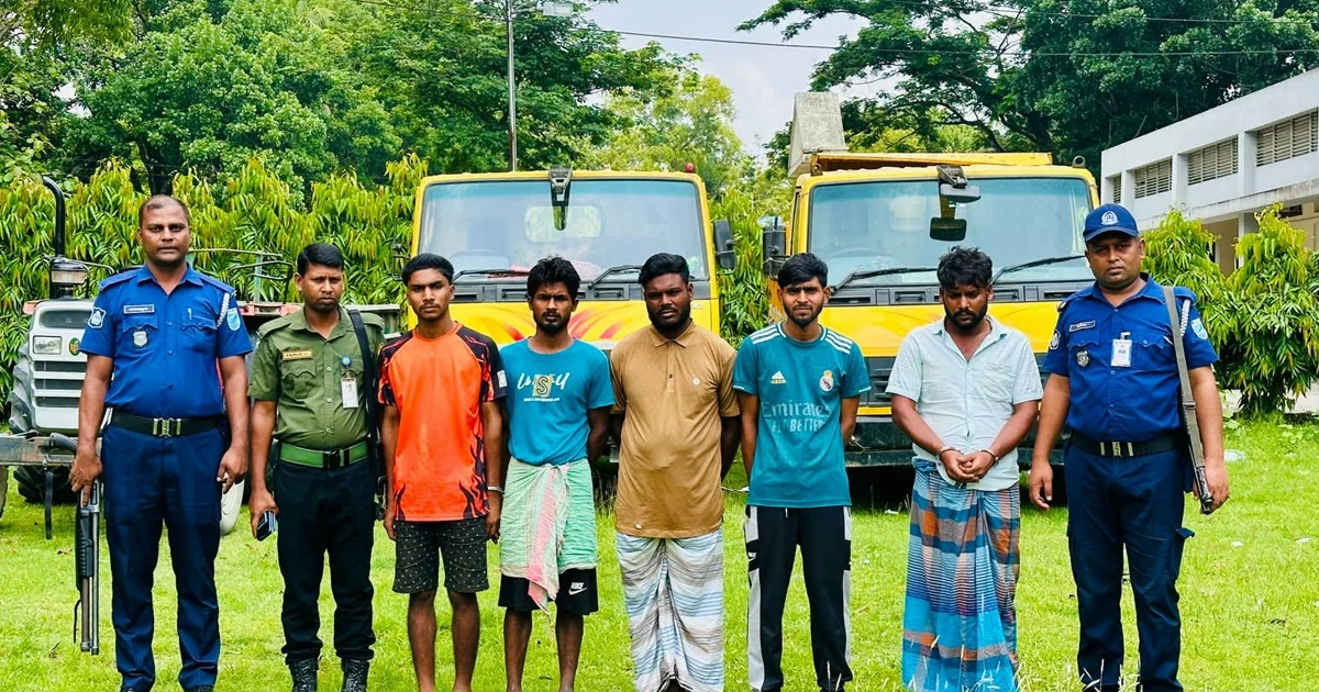 টাঙ্গাইল সদরে অবৈধ মাটি কাটার বিরুদ্ধে অভিযানে ৫ জন আটক ও ৪টি যানবাহন জব্দ