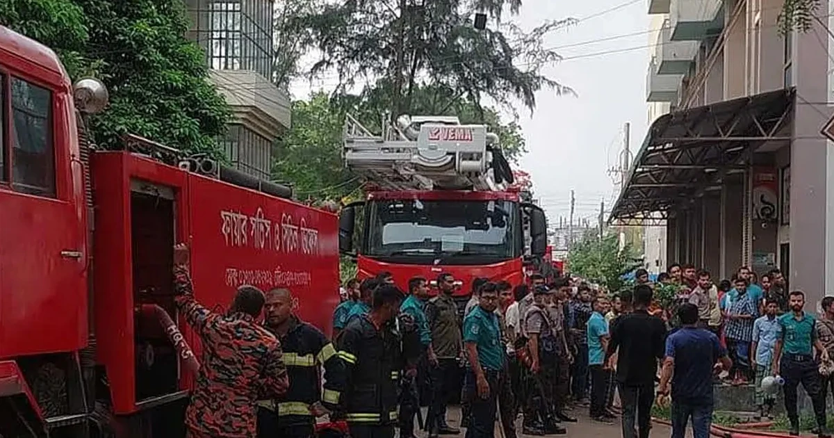খুলনা মেডিকেল কলেজ হাসপাতালে আগুন, নিয়ন্ত্রণে ১০ ইউনিট