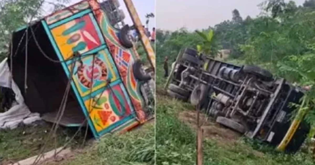 রডবোঝাই ট্রাক উল্টে ১৫ জনের প্রাণহানি
