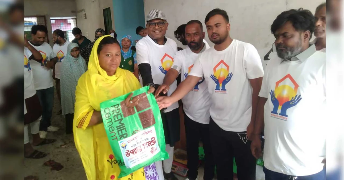 টঙ্গীতে “মানবতার বাতিঘর” সংগঠনের উদ্যোগে অসহায়দের মাঝে গোশত বিতরণ