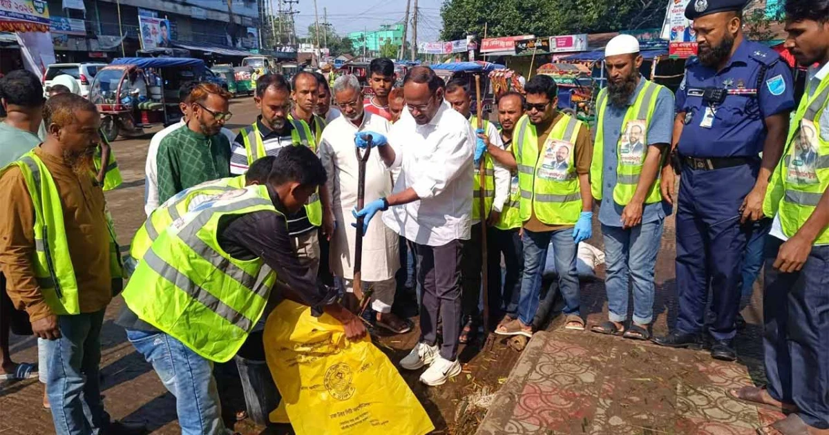 নিজ হাতে কোরবানির পশুর হাটের বর্জ্য পরিষ্কার করলেন প্রতিমন্ত্রী
