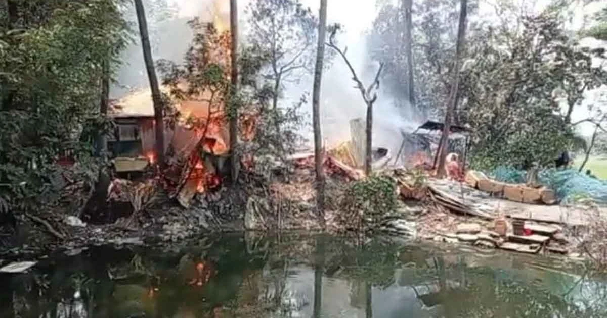 নোয়াখালীতে তরুণকে পিটিয়ে হত্যা: সন্দেহভাজনদের বাড়িতে হামলা-অগ্নিসংযোগ