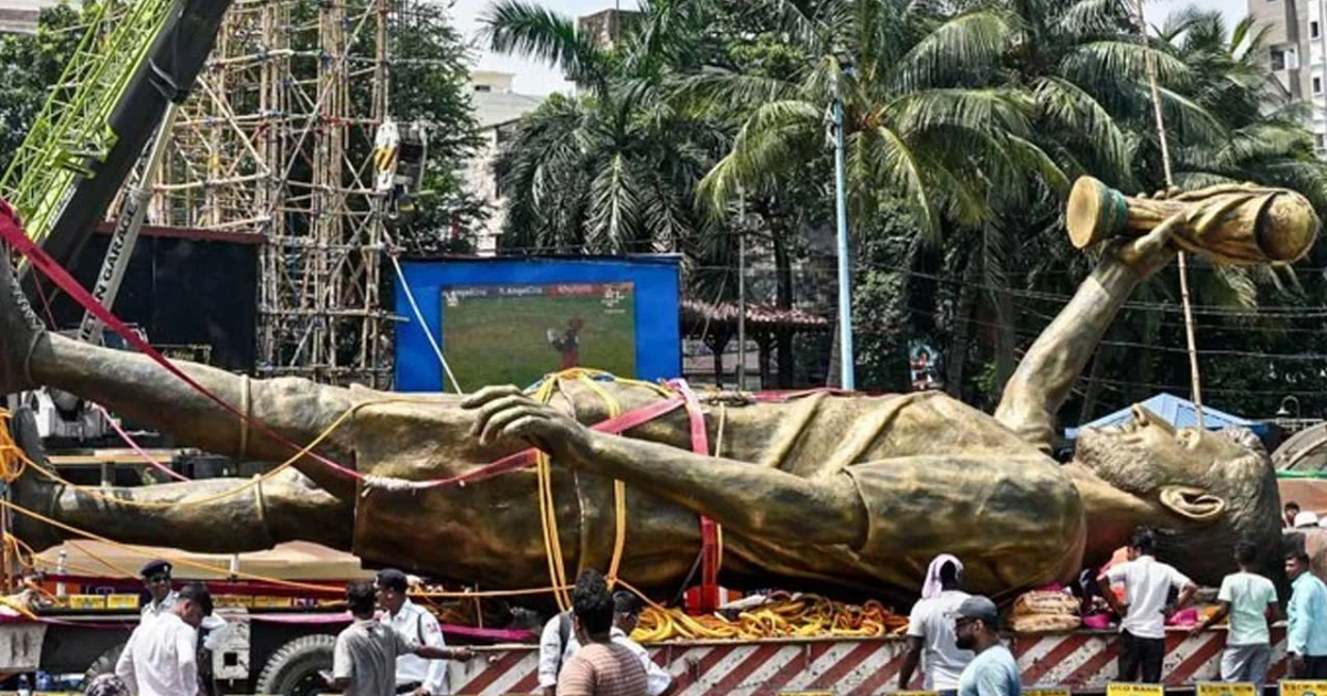 সরিয়ে ফেলা হলো মেসির সেই ভাস্কর্য