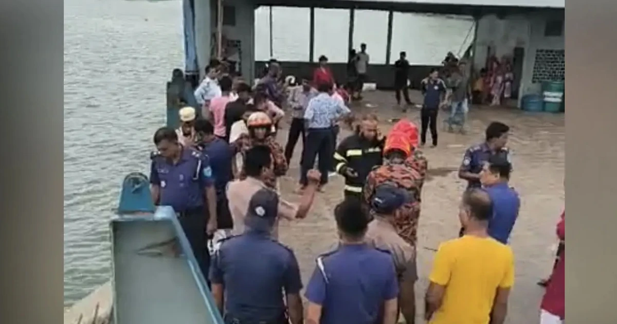 দৌলতদিয়া ঘাটে নিয়ন্ত্রণ হারিয়ে আবারও বাস পড়ল নদীতে
