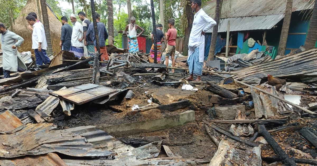 নষ্ট মিটারের শর্ট সার্কিটে পুড়ল কৃষকের বসতঘরসহ ৪ গরু, পল্লী বিদ্যুতের বিরুদ্ধে অবহেলার অভিযোগ