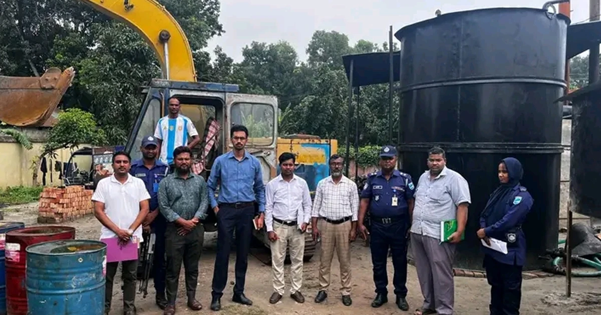 টাঙ্গাইলে টায়ার পুড়িয়ে তেল তৈরির অবৈধ কারখানার বিরুদ্ধে অ্যাকশন