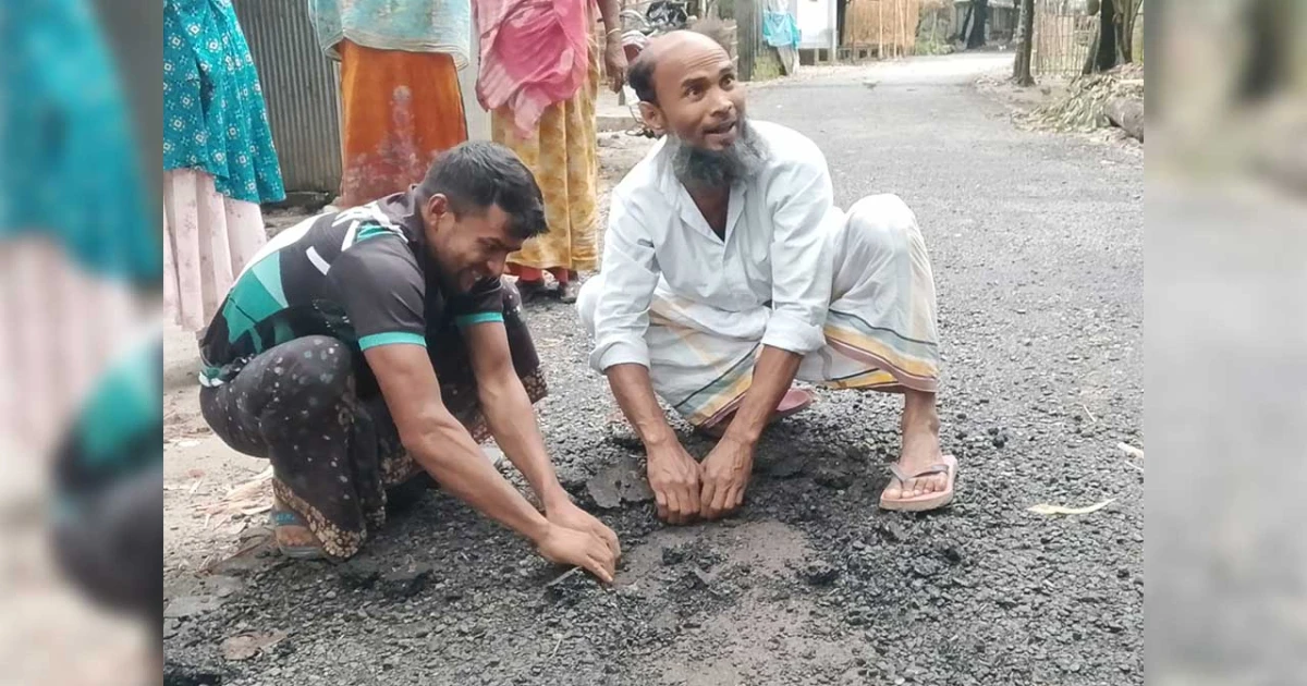 ৭ দিনেই উঠে যাচ্ছে ৪৫ লাখ টাকার রাস্তার কার্পেটিং