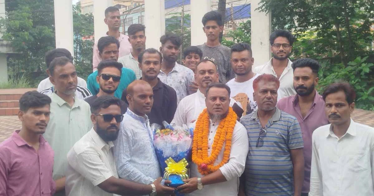 গাজীপুর মহানগর তাঁতি দলের যুগ্ম সাধারণ সম্পাদক কামাল আহমেদ মোল্লাকে টঙ্গীতে ফুলের সংবর্ধনা
