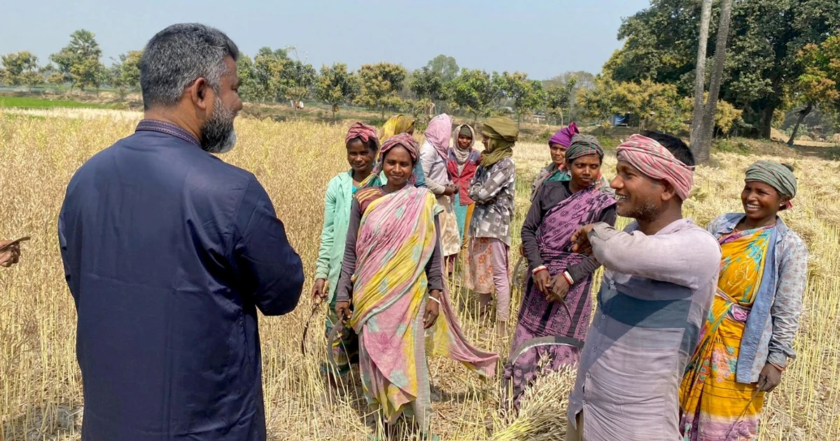 খেটে খাওয়া মানুষের সাথে দারুন সখ্য গড়ে তুলেছেন এমপি ফজলে হুদা বাবুল