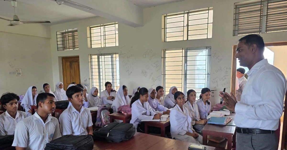 বিদ্যালয় পরিদর্শনে গিয়ে দশম শ্রেণির শিক্ষার্থীদের ক্লাস নিলেন ইউএনও