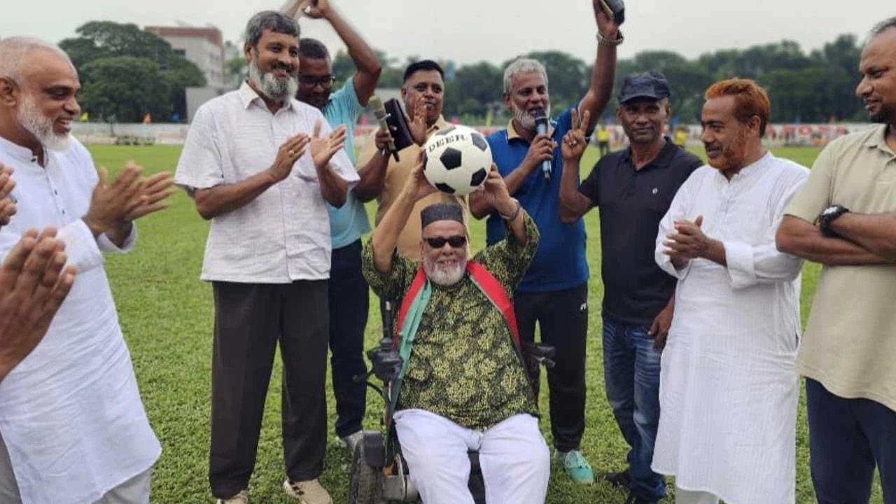 শহীদ বরকত স্টেডিয়ামে বেড়েই চলছে ফুটবল উন্মাদনা