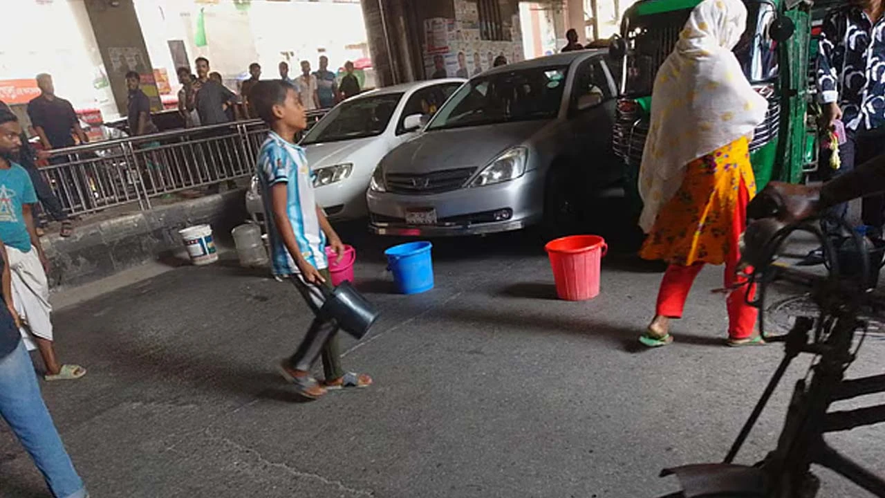 মিরপুরে তীব্র পানির সংকট, সড়কে বিক্ষোভ