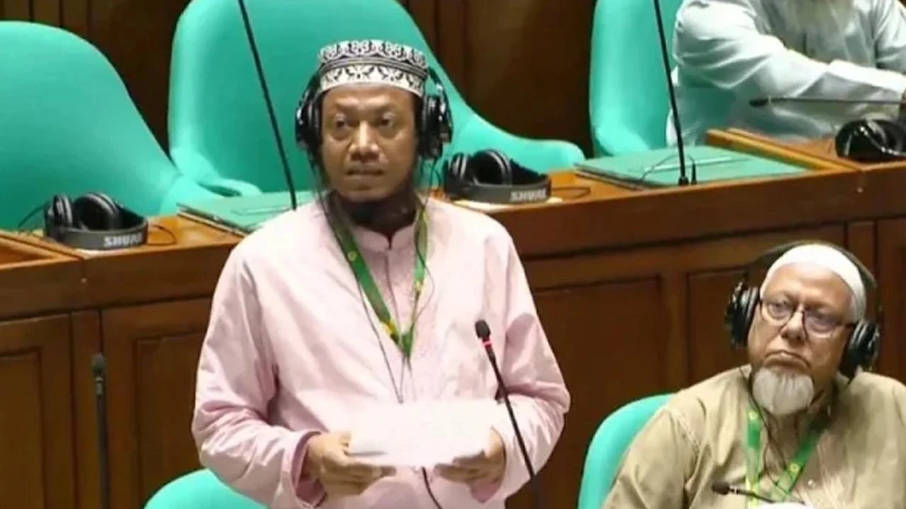 খুচরার অভাবে ৮০ পয়সা বেশি দিয়ে সিগারেট কিনতে হচ্ছে
