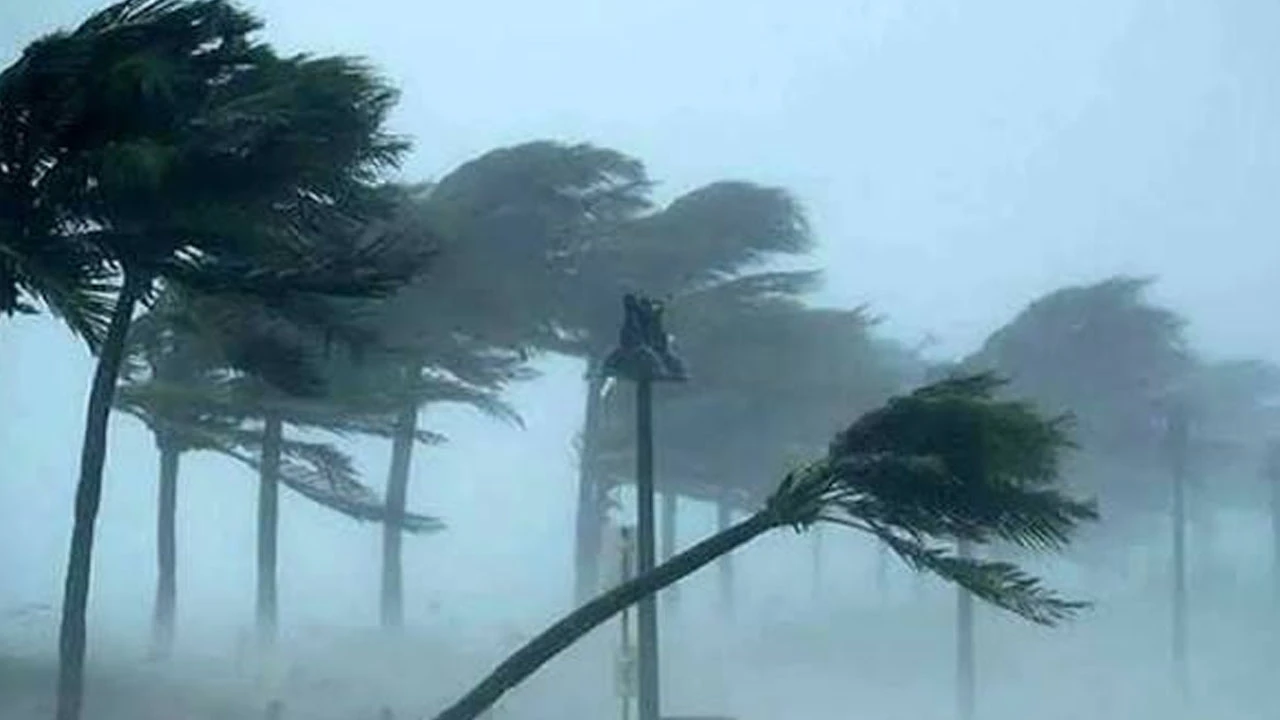 দুপুরের মধ্যেই ১৫ জেলায় তীব্র ঝড়ের শঙ্কা, সতর্ক সংকেত