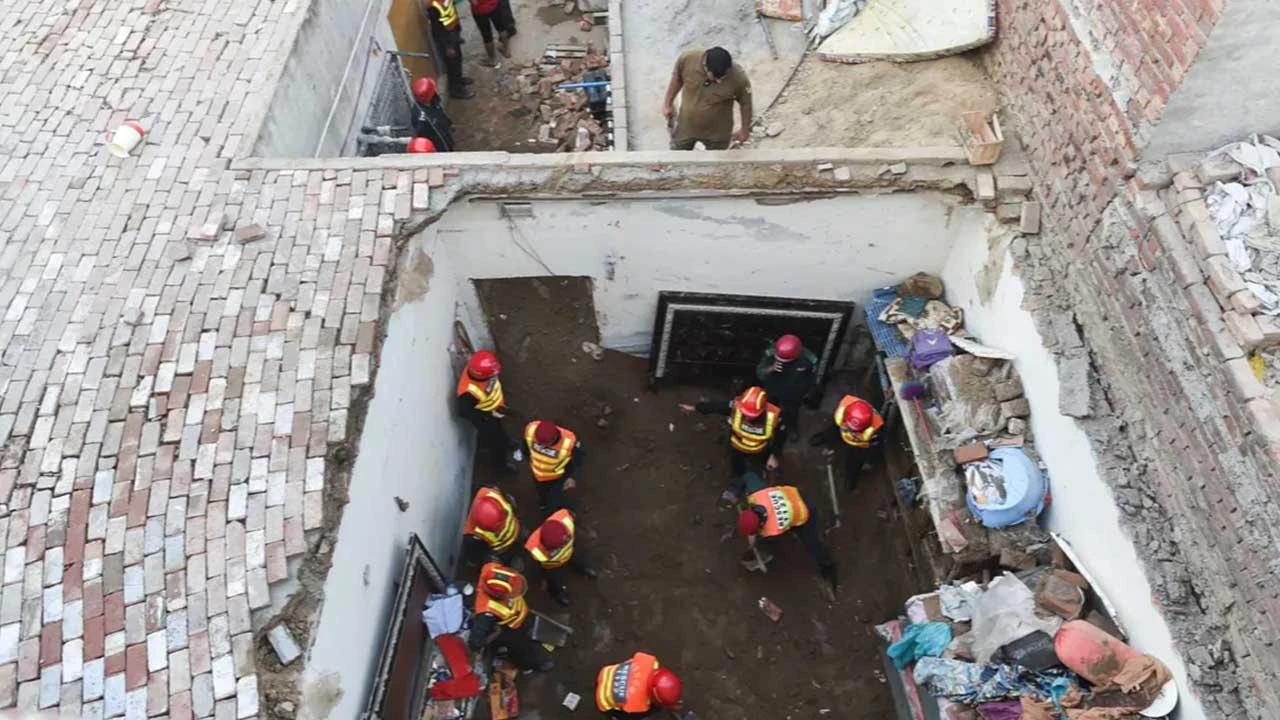 পাকিস্তানে কোচিং সেন্টারের ছাদ ধসে প্রাণ গেল ১৪ স্কুলশিক্ষার্থীর, গ্রেপ্তার ২