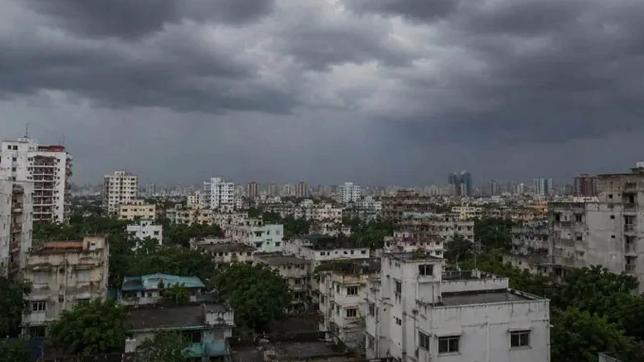 দুপুরের মধ্যে বজ্রসহ বৃষ্টির আভাস