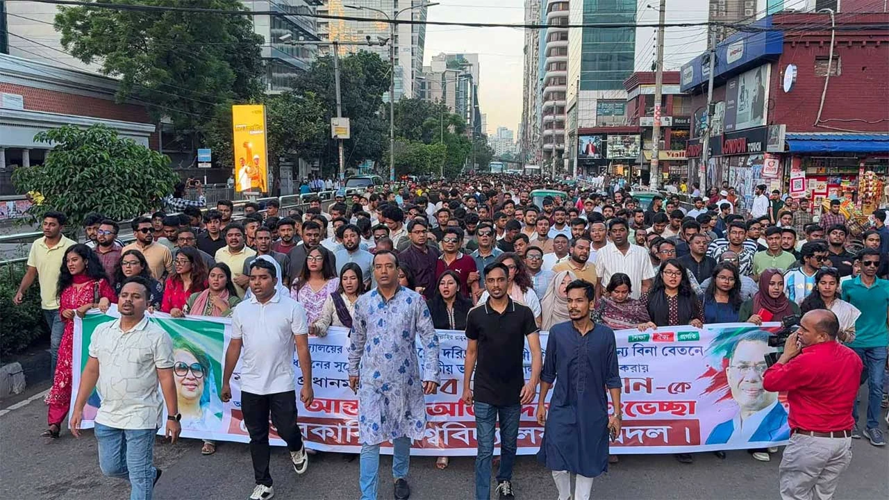 প্রধানমন্ত্রীর ভ্যাট কমানো ও শিক্ষা-বান্ধব উদ্যোগে ছাত্রদলের বর্ণাঢ্য মিছিল