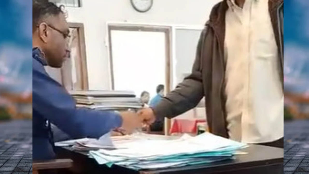 এসআইয়ের ঘুষ নেওয়ার ভিডিও ফেসবুকে
