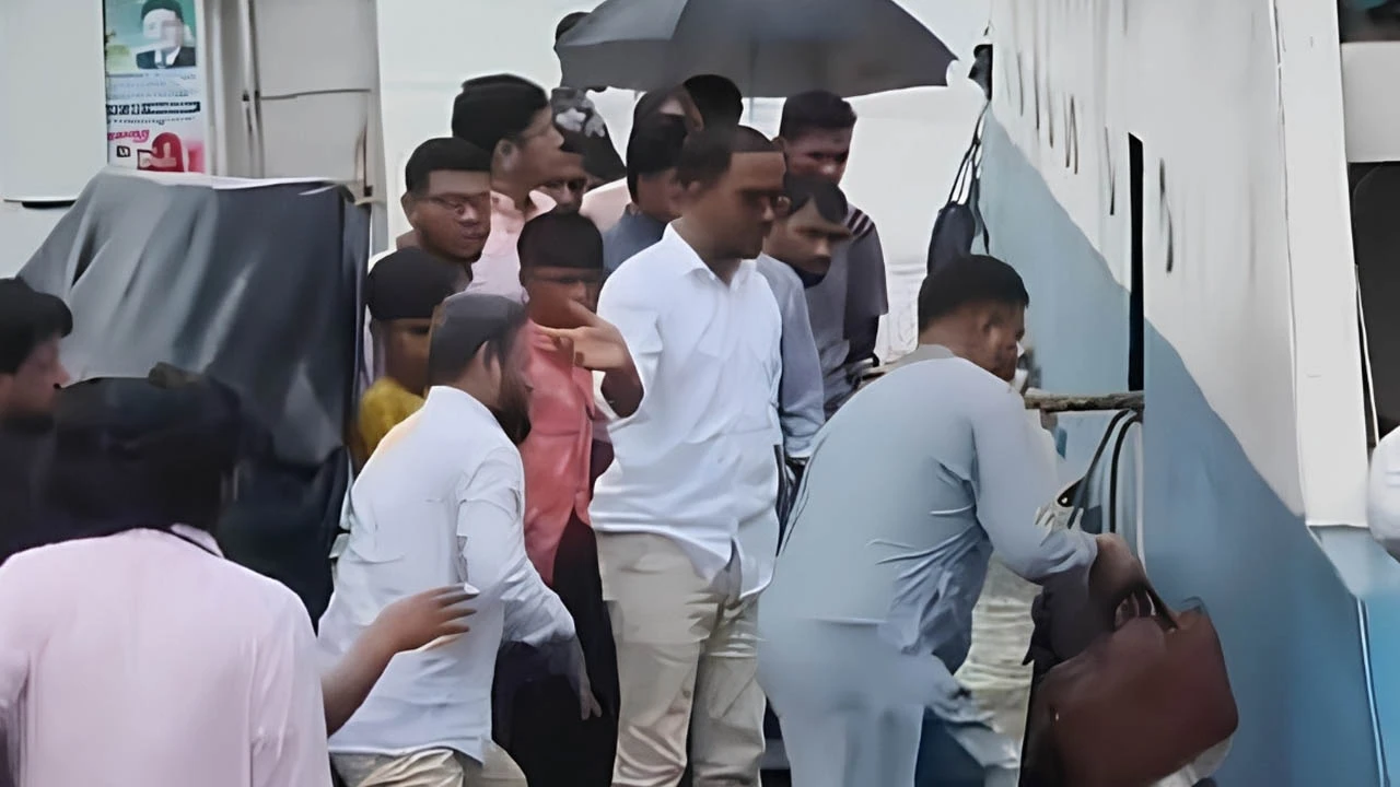 এমপি মাসউদের জন্য মাঝ নদী থেকে ঘাটে ফেরানো হলো ফেরি, যাত্রীদের ক্ষোভ