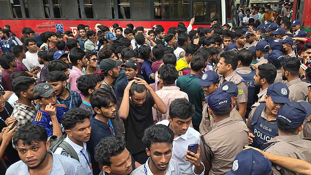 ঢাবিতে পুলিশের সঙ্গে এইচএসসি পরীক্ষার্থীদের ধাক্কাধাক্কি